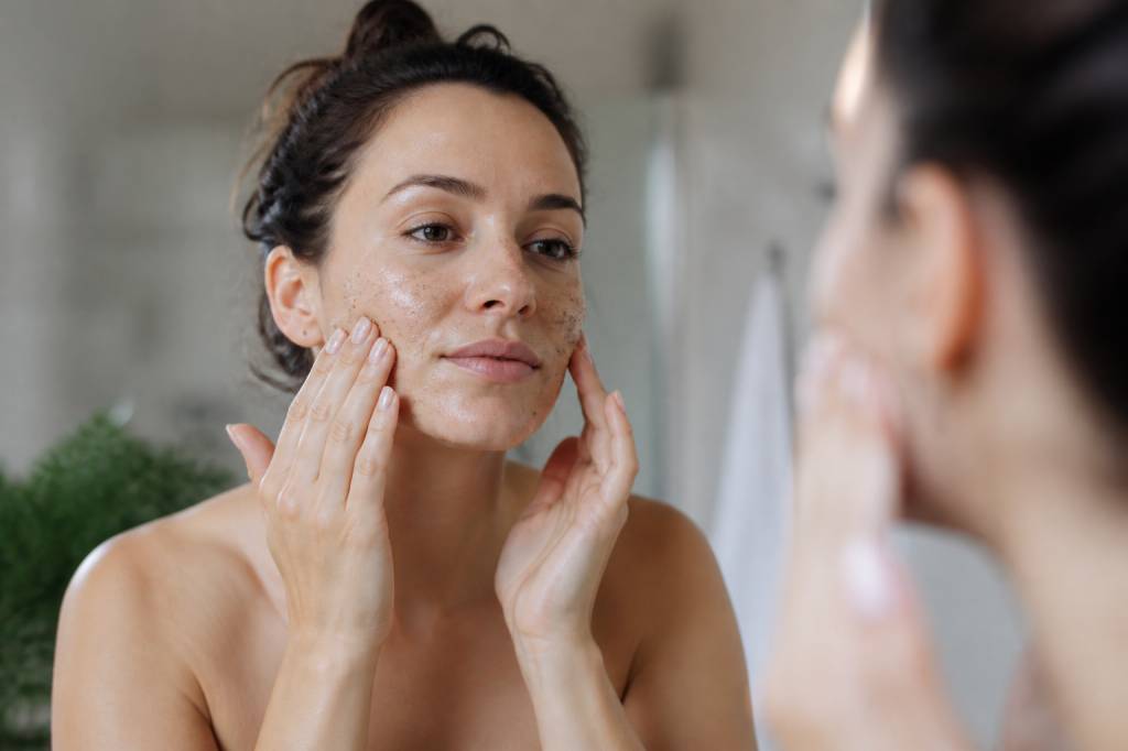 Scrub visage : quel soin exfoliant choisir pour une peau douce et lisse