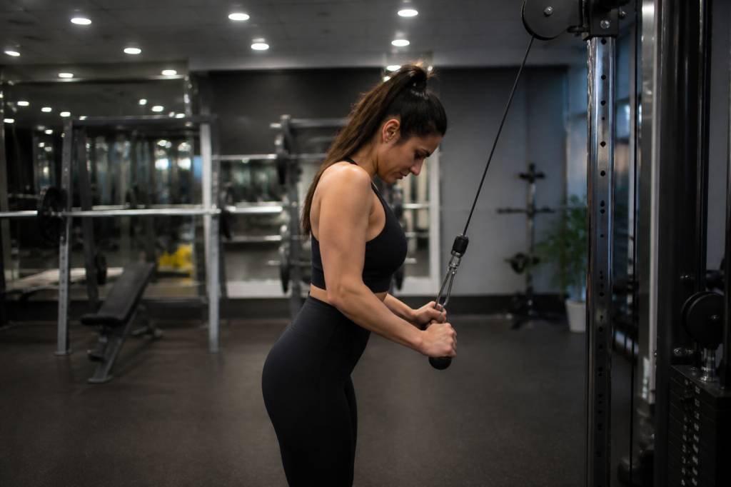 Extension triceps poulie : exécution, bénéfices et programme